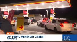 El puerto principal registran largas filas para el despacho de gasolina; ciudadanos acuden a las gasolineras a horas del incremento en el combustible. Un reportaje de Astrid Singre