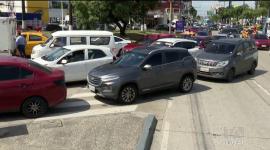 Conductores en Guayaquil recorren varias gasolineras en busca de Ecopaís y Diésel. El Gobierno descarta desabastecimiento y apunta a la especulación. Un reportaje de Astrid Singre