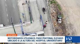 La estructura, diseñada exclusivamente para la seguridad de los transeúntes, es utilizada por conductores de motos para cruzar la vía. Un reportaje de Ricardo Cruzatty