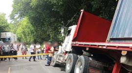 Un tráiler y un camión chocaron en la vía Alóag - Santo Domingo.