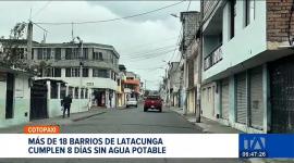 La falta de agua obliga a las familias de Latacunga a depender de tanqueros y a recolectar agua en baldes para sus necesidades más básicas. Un reportaje de Juan Pablo Toro