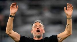 Luis Enrique celebra el pase a la final en el Allianz Arena, este miércoles frente a los seguidores del PSG.