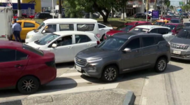 Largas filas de vehículos continúan formándose en las gasolineras de Guayaquil, ante la escasez de combustible, la tarde de este 12 de mayo de 2026.