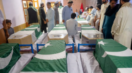 Una explosión en un mercado abarrotado mató a 10 personas e hirió a decenas en Sarai Naurang, en el noroeste de Pakistán.