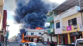 Un fuerte incendio, acompañado de explosiones, sacude a un supermercado de Paján, provincia de Manabí, este 12 de mayo de 2026.