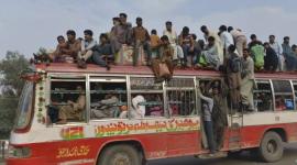 Un autobús lleno de pasajeros se volcó en Pakistán, este martes 12 de mayo de 2025