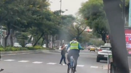 Un agente de la ATM fue captado circulando en bicicleta mientras usaba el celular.