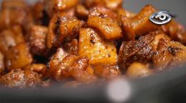 Intensa y llena de memoria, la mapahuira sigue apareciendo en antojos y recetas tradicionales. Seguimos su rastro entre mote, máchica traposa y chicharrón derretido para descubrir por qué este sabor popular todavía se aferra al paladar y a la cocina ecuatoriana.