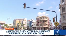 En sectores comerciales críticos como García Avilés y Chimborazo, los apagones diarios y prolongados cumplen casi un mes. Un reportaje de Camila Guevara