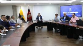 Autoridades municipales y transportistas se reunieron en Quito.