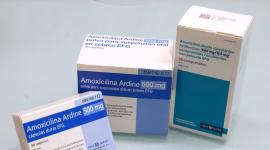 Envases de 30 pastillas con amoxicilina, que serán retirados del mercado en el próximo año para luchar contra las resistencias bacterianas.