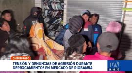 Entre gritos y reclamos, la maquinaria pesada ingresó al centro de abastos para ejecutar los trabajos previstos por el municipio. Un reportaje de Mercedes Chávez