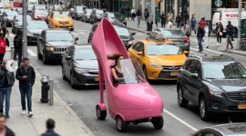 El gigantesco tacón motorizado terminó convirtiéndose en una atracción ambulante que captó miradas en Nueva York.