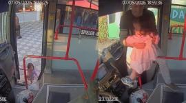 Niña de 2 años sube a autobús de transporte público