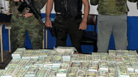 Las Fuerzas Armadas decomisaron cerca de 9 000 billetes falsificados de USD 20, en el cantón El Carmen, provincia de Manabí, este 15 de mayo de 2026.