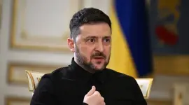 Rescatistas trasladan a una persona herida tras los ataques con drones y misiles rusos en Kiev.