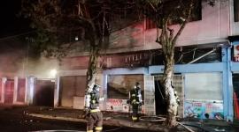 Incendio estructural registrado al interior de un local comercial, en la calles Venezuela y Buenos Aires, en el sector  América en el centro de Quito.