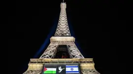 Las banderas de Palestina y Israel unidas por una paloma, proyectadas sobre la Torre Eiffel