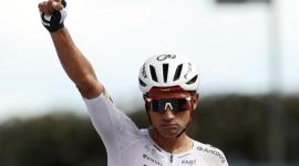 El ciclista ecuatroiano Jhonatan Narváez celebra la victoria en la 8ª etapa del Giro, entre Chieti y Fermo (centro de Italia), el 16 de mayo de 2026