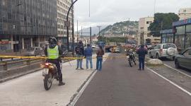 Un camión quedó atrapado contra el puente de desnivel de San Blas, centro histórico