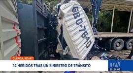 El grave accidente de tránsito ocurrió cerca del mediodía de este sábado en la vía a Guayaquil, cuando el vehículo pesado impactó contra varios automotores.