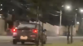 Un vehículo fue captado circulando en contravía sobre la av. Simón Bolívar, en sentido norte-sur.