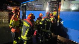 Un bus de servicio urbano estuvo a punto de caer a una quebrada, dejando varias personas heridas.