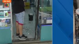 Imagen de los daños en un local de venta de celulares donde ocurrió el robo armado, que dejó un hombre herido, en el centro de Guayaquil.