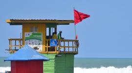 14 playas de Ecuador tendrán bandera roja por el oleaje, este martes 19 de mayo de 2026
