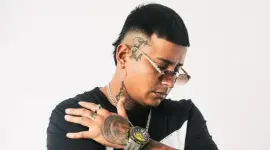 El cantante urbano New Jerson fue detenido en una investigación por el robo de un camión con 100 televisores.
