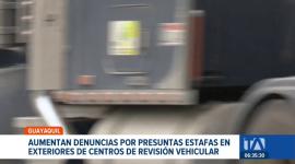 Un equipo de este noticiero evidenció cómo operan sujetos que interceptan a los conductores en los exteriores de los centros de control. Un reportaje de Camila Guevara