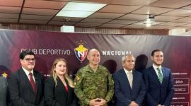 El presidente de El Nacional, Ricardo Cajas (centro de uniforme militar), en un evento de esto año.