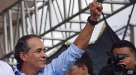 Alexander López, senador oficialista, sufrió un ataque dirigido en su contra mientras se movilizaba en un vehículo.