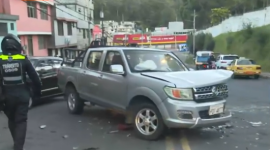 Una camioneta y un automóvil chocaron en el sector de La Roldós.