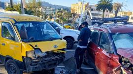 Dos vehículos chocaron en la avenida Amércia y Mariana de Jesús.