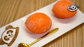 Suave, elástico y diferente a cualquier otro postre. El mochi, elaborado con arroz glutinoso y rellenos tan inesperados como frejol dulce, nació en Japón como un alimento ceremonial ligado a la prosperidad y los nuevos comienzos. Hoy, mientras conquista paladares en todo el mundo, mantiene viva una historia de rituales, memoria y tradición.