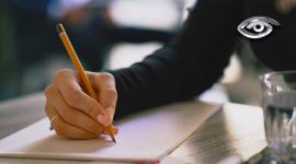 Cada vez usamos menos el papel y más las pantallas. Mensajes rápidos, teclados y notas digitales han ido reemplazando una práctica cotidiana que antes acompañaba la escuela, el trabajo y hasta las cartas de amor.  Estudios y especialistas señalan que escribir a mano fortalece la memoria, mejora la concentración y favorece el aprendizaje de una manera distinta a la escritura digital.