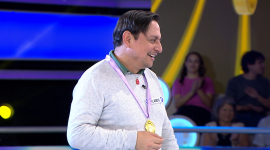 Orlando Herrera con la medalla de campeón del ciclo 2 de ¡Ahora Caigo! Nadie se salva