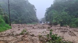 Varios deslizamientos de tierra se registraron en la vía Baeza -Napo este viernes 22 de mayo de 2026.