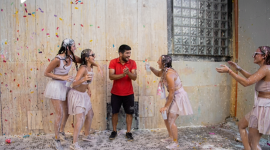 El abrazo más viral de una graduada en argentina así agradeció a quien le guardó parqueo durante años
