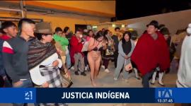 La sospechosa fue sometida a una audiencia comunitaria en Cotopaxi, donde se le ordenó caminar descalza cargando un peso sobre su espalda.