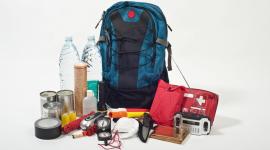 La mochila de emergencia debe revisarse constantemente para garantizar que todo esté en orden.