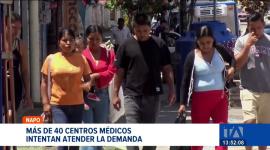 Más de 40 centros médicos intentan contener la demanda de salud. Pacientes denuncian falta de medicinas y demoras en atención médica. Un reportaje de Roberto Verdezoto
