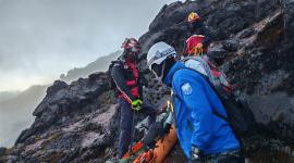 La Policía Nacional y los bomberos rescataron a cuatro personas extraviadas en el volcán Cotacachi.