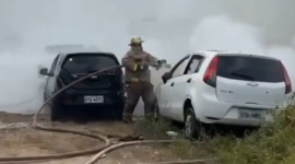 Un incendio en el patio de retención vehicular de la Policía Judicial de Guayaquil dejó varios automotores afectados, el 26 de mayo de 2026.