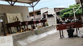 Los familiares velan los restos de las seis personas asesinadas en una localidad rural de Pedernales, en Manabí, este 26 de mayo de 2026.