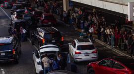 Zona de llegadas del Aeropuerto Internacional de Los Ángeles (LAX), California, la gente espera su transporte y los coches se detienen para recoger a los viajeros.