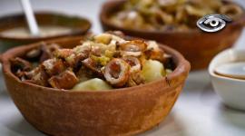 Crujientes por fuera, suaves por dentro. Las tripas despiertan amores y desamores. Nacidas del ingenio popular, estas vísceras pasaron de ser consideradas desperdicio a convertirse en un clásico de las huecas y la comida callejera.