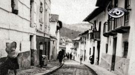 Durante décadas, Luis Pacheco retrató la vida cotidiana de un Quito que hoy solo sobrevive en la memoria y en sus fotografías: personajes y momentos que marcaron la transformación de la ciudad a lo largo de casi un siglo. Su hijo rescató ese archivo invaluable y mantiene vivo el legado de uno de los pioneros del fotoperiodismo ecuatoriano.