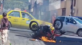 Moradores de La Ecuatoriana quemaron la motocicleta de supuestos asaltantes.
